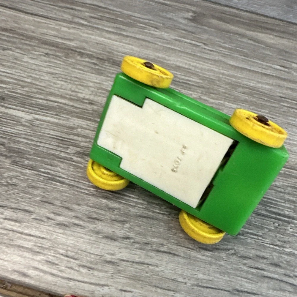 Vintage Fisher Price Little People Green Car Yellow Wheels Plastic Toy Vehicle‎